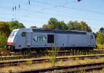 Die an die ITL Eisenbahngesellschaft mbH vermietete AKIEM 285 108-7 (92 80 1285 108-7 D-ITL) ist am12 August 2022 beim Güter-Bahnhof Siegburg/Bonn abgestellt.

Die TRAXX F140 DE wurde 2008 von der Bombardier Transportation GmbH in Kassel unter der Fabriknummer 34379 gebaut und CBRail geliefert. Ab 2013 Macquarie European Rail Ltd und 2020 hat AKIEM das Leasinggeschäft der Macquarie European Rail übernommen. Die Listen im Netz führen sie, weil AKIEM der Eigentümer ist, als 92 80 1285 108-7 D-AKIEM, aber angeschrieben ist nach meiner Sichtung „D- ITL“. Zugelassen ist diese Lok nur in Deutschland, dies liegt aber an der ausgeführten Variante (bzw. Zugsicherung).