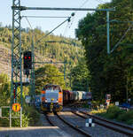 Die KSW 47 (92 80 1271 027-5 D-KSW), ex D 2 der HFM, eine Vossloh G 1000 BB der KSW (Kreisbahn Siegen-Wittgenstein), fhrt am 17 September 2024 mit einem bergabegterzug (leere Wagen) durch