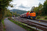 Die KSW 44 (92 80 1271 004-4 D-KSW) eine MaK G 1000 BB der KSW (Kreisbahn Siegen-Wittgenstein), steht am 02 Oktober 2024 mit einem Übergabezug (leere Wagen), auf ihren Rangierbahnhof in Herdorf der Betriebsstätte FGE -Freien Grunder Eisenbahn (KSW NE447 / DB-Nr. 9275), , zur Abfahrt bereit. 

Die Lok 44 wurde 2003 unter der Fabriknummer 1001462 bei Vossloh gebaut und am 05.01.2004 an die SK - Siegener Kreisbahn GmbH geliefert, welche ab Ende 2004 nun als Kreisbahn Siegen-Wittgenstein (KSW) firmiert.