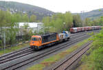 Hochbetrieb in Herdorf am 23 April 2025:  Nach getaner Arbeit fahren nun die beiden Loks der KSW (Kreisbahn Siegen-Wittgenstein) die KSW 43 (92 80 1273 018-2 D-KSW) die asymmetrische Vossloh G 2000 BB