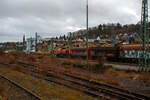 Geführt von der KSW 44 (92 80 1271 004-4 D-KSW), eine MaK G 1000 BB, fährt am 04 Dezember 2025 die KSW (Kreisbahn Siegen-Wittgenstein), im Sandwich mit einem sehr langen und schweren