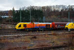 Geführt von der KSW 44 (92 80 1271 004-4 D-KSW), eine MaK G 1000 BB, fährt am 04 Dezember 2025 die KSW (Kreisbahn Siegen-Wittgenstein), im Sandwich mit einem sehr langen und schweren