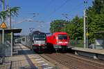 Im Bahnhof von Erkner trafen am 10.09.21 zwei Generationen moderner Elektrolokomotiven von Siemens aufeinander. Die DB-Lok 182 009 mit einem RE1 und die von MRCE an PKP Intercity vermietete 193 626 mit einem EC in Richtung Warschau.