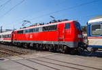 Die 111 200-2 (91 80 6111 200-2 D-GfF) der Gesellschaft für Fahrzeugtechnik mbH, eingereiht in einen National Express Personenzug am 24.03.2021 bei einer Zugdurchfahrt durch Niederschelden, hier