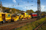 Am Haken der 218 155-0 am 30.10.2022 bei der Durchfahrt in Kreuztal in Richtung Süden, die Plasser & Theurer Schotterplanier- und Profilierungsmaschinen SSP 110 SW, Schweres Nebenfahrzeug Nr.