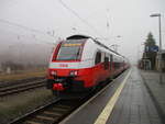 Im vernebelten Sassnitz wartete der ODEG 4746 055,nach Rostock,am 23.Dezember 2019.