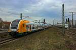 Einer der neuen Desiro HC der ODEG, 3462 009, fhrt am 13.12.2022 auf dem Weg in Richtung Brandenburg in Berlin-Ostkreuz ein.