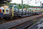 
Drehgestellflachwagen mit vier Radsätzen der Gattung Smnps 194 (37 84 4616 077-2 NL-ORME) der Vermietungsfirma On Rail Gesellschaft für Eisenbahnausrüstung und Zubehör mbH (Mettmann) am 01.06.2017 im Zugverband in Betzdorf/Sieg.

Der Wagen besitzt 16 Rungen, 12 Hartholz-Ladeschwellen und der Fußboden ist mit Gitterrosten begehbar ausgelegt. 

Technische Daten:
Hersteller: Transwagon AD (ТРАНСВАГОН АД), Burgas in Bulgarien
Spurweite: 1.435 mm
Achsanzahl: 4 (in 2 Drehgestelle)
Länge über Puffer: 16.740 mm
Ladelänge: 15.500 mm
Ladebreite: 2.830 mm 
Drehzapfenabstand: 11.700 mm
Achsabstand im Drehgestell: 1.800 mm
Laufraddurchmesser (neu): 920 mm
Drehgestell: Y25Ls1
Eigengewicht: 21.860 kg
Max. Zuladung: 68,1 t (Streckenklasse D)
Zul. Radsatzlast: 22,5 t
Höchstgeschwindigkeit: 100 km/h (leer 120 km/h)
Verwendungsfähigkeit: TEN
Kleister befahrbarer Gleisbogen: R = 45 m
Bauart der Bremse: KE – GP – A (K) – 12 