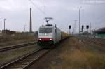 E 186 136 Macquarie European Rail fr OHE Cargo GmbH mit einem leeren Holzzug, bei der Einfahrt in den Bahnhof Rathenow und fuhr spter in Richtung Wustermark weiter.