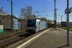 Am 05.04.23 war die 6193 104 von Railpool noch fast brandneu. Bei der Durchfahrt in Kln-Sd trug die Lok noch Schilder mit der Fabriknummer des Herstellers im Frontfenster.