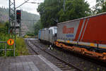 Es begann zu regnen und wir wollten schon den Heimweg antreten, da ging die Schranke am Bü herunter, das kann nur ein Güterzug sein, so ich ging wieder an den Bahnsteig.