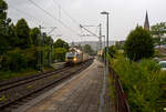 Es begann zu regnen und wir wollten schon den Heimweg antreten, da ging die Schranke am Bü herunter, das kann nur ein Güterzug sein, so ich ging wieder an den Bahnsteig.