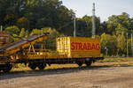 Zweiachsiger Flachwagen mit Seiten- und Stirnwandklappen der  Gattung Kgs-z, 23 62 3329 030-3 CG-BRS, der Strabag BMTI Rail Service GmbH (Berlin), eingestellt in Montenegro, als Schutzwagen zu einer