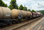 Der vierachsige Drehgestell-Kesselwagen (unten entleerender  Chemiekesselwagen) 37 80 7846 070-6 D-VTG der Gattung Zacns (VTG-Typ C20.087D).