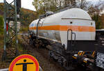 Der vierachsige Drehgestell-Druckgaskesselwagen (Flüssiggas-Kesselwagen für Chlor / Schwefeldioxid), 33 80 7809 254-5 D-VTG, der Gattung Zagns, der VTG AG (Hamburg), laut Anschrift und Gefahrguttafel (265/1017) beladen mit Chlor, am 29 Oktober 2025 im Zugverband bei der Zugdurchfahrt in Kirchen/Sieg.

Der Wagen wurde von 2006 von dem slowakischen Güterwagenhersteller Tatravagónka a.s. in Poprad gebaut. 

Diese Wagen sind speziell für den Transport von Schwefeldioxid und Chlor bestimmt (Stoffe der Klassen 2TC und 2TOC nach RID). Die Befüllung und Entleerung geschieht von oben, durch Phönix-Ventile der Bauart 309.40 (DN40/PN25). Dies ist eine Tankwagenventil-Kombination mit pneumatisch betätigtem Schnellschlussventil mit Faltenbalg und federbelastetem Kugelrückschlagventil.

An Sicherheitseinrichtungen besitzen die Wagen einen Überpufferungsschutz TE25 (Tankschutzschild), verriegelbare eine Ventilschutzhaube auf dem Tankscheitel, sowie Crashpuffer.

TECHNISCHE DATEN:
Gattung: Zagns (VTG Bez. G75.053D)
Spurweite: 1.435 mm (Normalspur)
Länge über Puffer: 14.070 mm
Drehzapfenabstand: 9.030 mm
Achsabstand im Drehgestell: 1.800 mm
Drehgestelltyp: Y25Ls1-K
Höchstgeschwindigkeit: 100 km/h
Eigengewicht: 26.700 kg
Nutzlast: 63,3 t ab Streckenklasse D, auf DB-Netz ab CM 57,3 t
Gesamtvolumen: 52.850 Liter
Behälterwerkstoff: Normalstahl (ESTE 460 bzw. P460/630NL2), 10,5 mm dick
Durchmesser des Kessels: 2 500 mm
Tankcode: P22DH
Kleinster befahrbarer Gleisbogen: R 35 m
Bremse: KG-GP-A (LL)
Handbremse: Ja, auf Bremserbühne
Intern. Verwendungsfähigkeit: RIV

Die Bedeutung der Gattung Zagns:
Z = Kesselwagen
a = 4 Radsätze 
g = für verdichtete, verflüssigte oder unter Druck gelösten Gasen
n = bei vier Radsätzen höchste Lastgrenze über 60 t
s = zugelassen für Züge bis 100 km/h (beladen)

Die Bedeutung vom Tankcode:
P  =Tank für verflüssigte oder unter Druck gelöste Gase
22 = Mindestberechnungsdruck 22 bar
D  = Tank mit obenliegenden Öffnungen ohne Öffnungen unterhalb des Flüssigkeitsspiegels
H  = luftdicht verschlossener Tank
