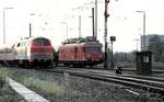 218 137-8 mit City-Bahn Zug und Farbgebung; der 702 Turmtriebwagen kommt, um die Oberleitung, die zu Beginn der Jubiläumsparade von der 120 beschädigt wurde zu reparieren.