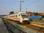 IC Berlin Südkreuz-Binz,am 08.August 2020,beim Halt in Bergen/Rügen.Am Lokschuppen die PRESS 293 021.