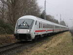 Bimmdzf 51 80 80-95 019-0 als IC 2239(Warnemünde-Leipzig)bei der Durchfahrt in Rostock-Bramow.16.01.2022