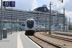 IC 2238(Leipzig-Warnemünde)bei der Einfahrt am 12.06.2022 in Warnemünde im Hintergrund lag die MSC Poesia.