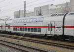 IC 2 Doppelstock-Wagen am 21.02.2025 im Rostocker Hbf.