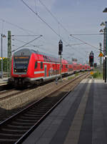 Auf dem Weg nach Falkenberg erreicht ein RE3 den Bahnhof Berlin-Sdkreuz.