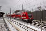 Ein von 112 155 geschobener Doppelstockzug der Linie RE1 wirbelte am 09.02.21 bei der Vorbeifahrt in Berlin-Friedrichshagen einiges an Pulverschnee auf.