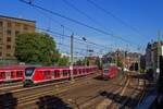 Nach der Ausfahrt aus dem Hamburger Hauptbahnhof verlaufen die Strecken in Richtung Rostock bzw. Berlin sowie Lbeck gemeinsam mit der S-Bahn in einem weiten Bogen bis zur Station Berliner Tor, wo sich die Strecken aufteilen. Whrend die von 112 147 gezogene RB81 nach Bad Oldesloe in Richtung Lbeck fahren wird, nutzt die S31 (490 037 und 490 028) Richtung Harburg auf dem Nebengleis eine Rampe, um nach Sden in Richtung Hammerbrook abzubiegen.