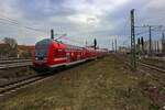 In Zuge der Ausschreibung zum Netz Elbe-Spree ging die Bedienung der Linie RE2 an die DB ber. Gleichzeitig wurde die Linie auf den Abschnitt Cottbus - Nauen verkrzt. Auf dem Weg in Richtung Nauen schiebt 182 014 einen Doppelstockzug in den Bahnhof Berlin-Ostkreuz.