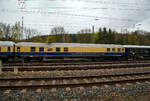 Der Generator- und Servicewagen D-RhBG 56 80 89-35 206-2 der Gattung Dmk der Rheingold-Zug Betriebsgesellschaft mbH, eingereiht im Zugverband in einen Sonderzug, hier am 22 April 2017 in Au/Sieg. 

Der Wagen wurde 1954, als Halbspeisewagen DB 40 420 der Gattung BR4ym, von O&K (Orenstein und Koppel) in Berlin-Spandau gebaut und an die Deutsche Bundesbahn geliefert. Später lief er als DB 50 80 85-43 018-1 (BRyl 446), 1983 wurde er bei der DB ausgemustert und ging ans Reisebüro Mittelthurgau wo er als RBMT 80 09-33 206-7 geführt wurde. Dort wurde er auch zum Generator- und Servicewagen umgebaut. 

TECHNISCHE DATEN:
Länge über Puffer: 26.400 mm
Wagenkastenlänge: 26.100 mm
Drehzapfenabstand: 19.000 mm
Achsstand im Drehgestell: 2.500 mm
Leergewicht: 43 t
Höchstgeschwindigkeit: 140 km/h
Ausstattung:  gasbetriebene Küche, Anrichte- und Vorratsräume, Kühlschränke, Warmhalteschränke. Dieselgenerator für die Zugheizung 1000 V.
