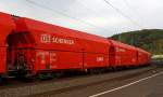 Offene Schttgutwagen der Gattung Falns 121 (links 81 80 D-DB 6646 452-5), mit schlagartiger Schwerkraftentladung, hydraulischem Klappenverschlusssystem und 4 Radstzen der DB Schenker Rail, hier im