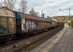 Transwaggon vierachsiger, großräumiger Drehgestell-Schiebewandwagen der Gattung Habbiins 14, 33 80 2743 640-5 [P] D-TWA, Gattung Habbiins 14 (TWA Typ HB14), am 29 Oktober 2025 Zugverband bei Zugdurchfahrt im Bahnhof Kirchen (Sieg).

Der Wagen wurde 2002 von ALSTOM LHB in Salzgitter oder Siegen gebaut. 

Diese großräumigen Wagen sind mit Schiebewänden ausgerüstet, die von einer Person bewegt werden können. Im geöffneten Zustand ist der Zugang zur halben Ladefläche von beiden Seiten möglich. Das Be- und Entladen mit Gabelstaplern ist damit sowohl von einer Rampe als auch von ebener Erde möglich. Die Wagen sind für eine schonende Beförderung hochempfindlicher Güter verschiedener Art. Er bietet Platz für 65 Euro-Paletten (800 x 1.200 mm) oder 44 Industrie-Paletten (1.000 x 1.200 mm). Zudem sind 40 Verzurrösen (seitlich) vorhanden.

TECHNISCHE DATEN:
Spurweite: 1.435 mm (Normalspur)
Begrenzungsprofil: G1
Anzahl der Achsen: 4 (in zwei Drehgestellen)
Länge über Puffer: 23.860 mm
Drehzapfenabstand: 18.320 mm
Achsabstand im Drehgestell: 1.800 mm
Laufraddurchmesser: 920 mm (neu)
Ladelänge: 22.600 mm
Ladebreit: 2.830 mm
Ladefläche: 64,0 m²
Laderaum: 173,0 m³
Fußbodenhöhe von SOK: 1.192 mm
Min. befahrbarer Kurvenradius: R= 75 m
Eigengewicht: 25.500 kg
Max. Ladegewicht: 64,5 t (ab Streckenklasse D)
Maximale Radsatzlast: 22,5 t
Schiebewandöffnung: 2.860 mm x 11.140 mm
Höchstgeschwindigkeit: 100 km/h (beladen) / 120 Km/h (leer)
Bauart der Bremse: KE-GP-A
Verwendungsfähigkeit: RIV
