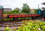 Zweiachsiger Flachwagen mit festen Seiten- und Stirnwänden vom Eisenbahn- und Heimatmuseum Erkrath-Hochdahl e.V. am 26 Mai 2024 beim Lokschuppen Hochdahl. Nähere Angaben von dem Wagen sind nicht bekannt, vermutlich ist es ein ehemaliger privater Werksbahnwagen. 