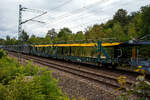 Leerer offener vierachsiger (2 x zweiachsiger) Doppelstock-Autotransportwagen, 27 80 4371 031-0 D-ARS, der Gattung Laaers 560.1 (BA 5.854), der ARS Altmann AG, am 22 Juli 2026 im Zugverband bei einer Zugdurchfahrt in Siegen-Eiserfeld.

Diese Waggons haben zwei Ladeebenen und sind f�r den europaweiten Transport geeignet. Sie werden f�r den internationalen Transport von PKWs, Gel�ndewagen, und Vans eingesetzt und bieten maximale Flexibilit�t durch eine stufenlos verstellbare obere Ladeebene. Aufgrund der hohen Lastgrenze (34t) ist der Transport von besonders schweren Fahrzeugen der genannten Typen m�glich. Damit sowohl ein typenreiner Transport als auch eine Mischverladung in den unterschiedlichen Ladema�en m�glich ist, kann die obere Ladeebene hinsichtlich der Transportstellungen stufenlos eingestellt werden.

Der Laaers 560.1 ist eine neu entwickelte Autotransportwageneinheit und besteht aus zwei zweiachsigen Wagenelementen, die mit einer im Betrieb nicht trennbaren Kurzkupplung (mit einer Bruchkraft von 1.000 kN) miteinander verbunden sind. Sie verf�gt �ber stufenlos verstellbare Hebe- und Senkeinrichtungen f�r die oberen Ladeebenen. Sowohl die beiden unteren als auch die beiden oberen Ladeebenen der Wageneinheit sind jeweils f�r 9 t Zuladung ausgelegt. Die Lastgrenze f�r die Wageneinheit betr�gt max. 34 t (je Wageneinheitsh�lfte 17 t). Die Struktur der Wageneinheiten ist f�r Pkw / Van mit einem Gesamtgewicht von 2800 kg und Radlasten von 1000 kg ausgelegt.

Die oberen Ladeebenen sind �ber jeweils vier dreig�ngige Spindeln und Trags�ulen mit dem Untergestell verbunden. Die S�ulenpaare lassen sich getrennt bedienen, damit die oberen Ladeebenen an den Fahrzeugenden - notwendig zur Be- und Entladung - rampenartig gestellt werden k�nnen. 

TECHNISCHE DATEN:
Gattung: Laaers 560.1 (BA 5.854),
Spurweite: 1.435 mm
Anzahl der Achsen: 4
L�nge �ber Puffer: 31.000 mm
Achsabst�nde: 10.000 mm / 5.160 mm / 10.000 mm
Laufraddurchmesser (neu): 840 mm (au�en) / 730 mm (mittleren)
Ladel�nge: 30.070 mm (unten) / 30.550 mm (oben)
H�chstgeschwindigkeit: 100 km/h (120 km/h leer)
Eigengewicht: 30.000 kg
Nutzlast: 34,0 t ab Streckenklasse B (max. 17 t pro Ebene)
Kleinster befahrb. Gleisbogenhalbmesser: 75 m
Bremse: KE-GP-A
Verwendungsf�higkeit: TEN GE
