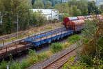 Leerer vierachsiger Drehgestell-Flachwagen, mit Seiten- und Stirnwandklappen und mit Rungen, 37 80 3988 122-2 D-ERR der Gattung Rens 1 der ERR European Rail Rent GmbH (Duisburg), am 06 September 2024 abgestellt im Zugverband auf dem Rbf der KSW.

Diese Wagen wurde 2010 von der TRAKTSIA AD (AG) in Samuil (Bulgarien) gebaut. Die Wagen entsprechen in allen wesentlichen Merkmalen der UIC-Standardbauart eines Res, die Lastgrenze ist etwas höher, daher aus das zusätzliche „n“. Die Güterflachwagen der Bauart Rens sind für die Beförderung von schweren Walzprofilen, Rollmaterial, Schnittholz, und anderen Ladungen, die keinen Witterungsschutz benötigen, vorgesehen. 

Der Wagen ist mit zwei Stirnwandklappen und mit 18 Seitenwandklappen ausgerüstet. Die Klappen sind in Stahlausführung hergestellt. Die Stirnwandklappen können mit Fahrzeugen bis zu einer Radkraft von 50 kN befahren werden. Vor den umlegbaren Stirnwänden sind je zwei absenkbare Rungen angeordnet. Der Wagen kann mit umgelegten Stirnwänden und abgesenkten Rungen gefahren werden. An jeder Längsseite hat der Wagen 8 Drehrungen, 8 versenkbaren Gleitrungen und insgesamt 20 im Fußboden versteckten absenkbaren Verzurreinrichtungen im Fußboden. Mit heruntergeklappten Seitenwänden kann der Wagen nur mit Lademaßüberschreitung befördert werden. Der Fußboden besteht aus 7 cm dickem Nadelholz, er kann eine Radlast von 5,0 t aufnehmen. Der Wagen besitzt eine automatische Druckluftbremse Bremsbauart KE-GP-A 12″, sowie eine handbetätigte Feststellbremse.
	
TECHNISCHE DATEN:
Spurweite: 1.435 mm (Normalspur)
Anzahl der Achsen: 4 in 2 Drehgestellen
Länge über Puffer: 19.900 mm
Drehzapfenabstand:  14.860 mm
Achsabstand in den Drehgestellen: 1.800 mm
Laufraddurchmesser: 920 mm (neu)
Drehgestellbauart: Y25Ls1 (K)V
Achslagerbauart: BA 182
Eigengewicht: 23.500 kg
Ladelänge x -breite: 18.504 mm x 2.646 mm
Ladefläche: 49,0 m²
Höhe Fußboden: 1.260 mm
Maximale Ladegewicht: 66,5 t (ab Streckenklasse D)
Höchstgeschwindigkeit: 100 km/h (beladen) / 120 km/h (leer)
Kleinster befahrbarer Gleisbogenhalbmesser: R 35 m
Bremse: KE-GP-A (K)
Bremssohle: Jurid 816M
Feststellbremse: ja
Internationale Verwendungsfähigkeit: TEN GE / G1
