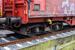 Detailbild eines zweiachsigen Gterwagen-Drehgestells mit Radsatzlast 22,5 t der Bauart LHB 82 (DB BA 589) mit Parabelfedern, hier von dem vierachsiger Drehgestell-Flachwagen mit verschiebbarem Planenverdeck und Lademulden fr Coiltransporte, 31 80 4671 407-3 D-DB, der Gattung Shimmns-ttu 708.4, der DB Cargo, hier  am 26 September 2024 im Zugverband, auf dem KSW Rbf in Herdorf (Betriebssttte Freien Grunder Eisenbahn - NE 447). Aufnahme vom ffentlichen Geh- und Radweg. Der  Wagen wurde1992 unter der Fabriknummer 1100, das Drehgestell unter der Fabriknummer 42185, von LHB - Linke-Hofmann-Busch GmbH in Salzgitter-Watenstedt gebaut.

TECHNISCHE DATEN des Drehgestells:
Spurweite: 1.435 mm (Normalspur)
Gewicht: ca. 4.800 kg
Achsabstand: 1.800 mm
Max. Achslast: 22,5 t
Fr Wagen (bremstechnisch) bis Geschwindigkeit max. Achslast 22,5 t: 100 km/h
Fr Wagen (lauftechnisch) bis Geschwindigkeit max. Achslast 22,5 t: 120 km/h