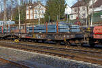 Sechsachsiger Drehgestell-Flachwagen, mit Rungen, Stirnwandklappen und klappbaren Ladeschwellen, jedoch ohne Seitenwandklappen, 31 80 4865 081-2 D-DB, der Gattung Samms 709, beladen mit Stahlkn�ppel