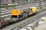 Flachwagen Samms mit Bagger von Spitzke beladen in Ulm am 09.06.2012.