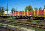 Leerer vierachsiger Drehgestell-Flachwagen (Holzwaggon) mit Rungensystem ExTe (SR8) und Niederbindeeinrichtung (Ladungssicherungssystem „Autonordic“), 81 80 4723 018-5 D-TWA, der Gattung Snps (TWA Bezeichnung SNPZ), der TRANSWAGGON GmbH (Hamburg) am 22 April 2026 eingereiht im Zugverband bei Rostock Holbeinplatz. Aufnahme aus einer S-Bahn heraus. 

Diese Wagen wurde 2016 von Tatravagonka Poprad (Slowakei) gebaut.

Die 4-achsigen Wagen Snps sind zum Transport von Holz der Längen 2 m, 2,5 m, 3 m, 4 m, 5,1 m und 6 m bestimmt. Die Wagen sind mit ExTe Ladungssicherungs- und Rungensystem (ExTe SR8) vom schwedischen Hersteller ExTe Fabriks AB in Färila (Schweden) ausgestattet. Die ExTe liefert Produkte an Holzspediteure in der ganzen Welt, die Anforderungen an die Sicherheit auf Straße und Schiene, ein gutes Arbeitsumfeld und einen rationellen Transport stellen. Für die TWA wurden (über die Tatravagonka Poprad) zwischen 2015 und 2022 für 409 dieser Drehgestell-Flachwagen (Snps / SNPZ) diese Systeme geliefert. Wenn man das Rungensystem und die Ladeschwellen entfernt, ist es auch möglich den Wagen für Containertransporte zu verwenden.

TECHNISCHE DATEN des Wagens:
Gattung: Snps (TWA SNPZ, mit Rungensystem ExTe)
Spurweite: 1.435 mm (Normalspur)
Anzahl der Achsen: 4 (in 2 Drehgestellen)
Profil: G2
Länge über Puffer: 20.770 mm
Drehzapfenabstand: 15.230 mm
Radsatzstand in den Drehgestellen: 1.800 mm
Drehgestellbauart: Y25Ls-K (Kopfstückloses Güterwagen-Drehgestell)
Laufragdurchmesser: 920 mm (neu) / 840 mm (abgenutzt)
Ladelänge: 19.530 mm
Fußbodenhöhe über SOK: 1.120 mm UK Ladeschwellen/Rungen (+ 150 mm)
Höhe der Ladeebene: 1.270 mm
Ladequerschnitt: 6,3 m²
Rungenhöhe: 2.488 mm
Ladebreite zw. den Rungen: 2.620 mm
Anzahl der Rungenpaare: 12
Anzahl der Spanngurte („ExTe Autonordic“): 10
Eigengewicht: 23.000 kg 
Max. Zuladung: 67 t (ab Streckenklasse D) 
Max. Geschwindigkeit: 100 km/h (beladen) / 120 km/h (leer)
Kleinster Gleisbogenhalbmesser: 75 m
Bremse: KE-GP-A max. 59 t (K)
Bremssohle: K-Sohle C 810
Feststellbremse: Ja
Intern. Verwendungsfähigkeit: TEN CW

Bedeutung der Gattungsbezeichnung (Snps) :
S = Flachwagen mit Drehgestellen in Sonderbauart
n = Lademasse bei Lastgrenze C: m > 60 t
p = ohne Borde
s = beladen zugelassen für Züge bis 100 km/h