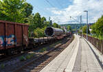 Transport von drei schweren UP geschwei�ten Gro�rohren, verladen auf jeweils auf einem sechsachsige0 Drehgestell-Flachwagen der Gattung Samms 489 der DB Cargo AG, eingereiht in einen gemischten G�terzug bei der Durchfahrt im Bahnhof Kirchen (Sieg) am 16 Juli 2026. Nach meiner Sch�tzung haben die Rohre eine Abmessung von � 2.500 mm x 60 mm, bei einer L�nge von 20 m, so liegt das St�ckgewicht bei ca. 75 t. Da die Rohre l�nger sind als die 16,4 m langen Samms-Wagen, sind jeweils vor und hinter diesen Wagen, leere vierachsige Drehgestell-Flachwagen mit Drehrungen und Stirnwandklappen, jedoch ohne Seitenborde, der Gattung Rmms 664, als Schutz- und Kuppelwagen eingereiht.