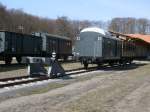 Hinter dem Heringsdorfer Prellbock standen am 14.April 2013:ein Pack-und ein dreiachsiger Reisezugwagen.