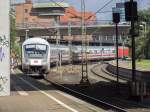 101 106 hat hier am 11.08.14 gerade ihren IC 2371 nach Heidelberg in Hamburg-Harburg zum Halten gebracht. Der Zug war einer der vielen an diesem Tag, die nicht in der vorgesehenen Zugreihung fuhren, sodass hier  nur  ein Bild vom Steuerwagen abfiel. Ein paar Stunden später musste ich selbst die doch zahlreichen Erste-Klasse-Wagen eines unangekündigt umgekehrt gereihten ICE1 ablaufen. Und das sind nicht wenige...