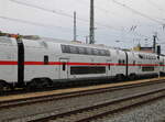 Der Kiss-Doppelstock Mittelwagen 93 85 4110 410-6 CH-DB DBpza am 01.07.2023 im Rostocker Hbf.