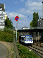 Ein gewohntes Bild im Wuppertal sind die leicht anachronistischen RB-48 Ersatzzüge, die fast schon regelmäßig allen mobilitätseingeschränkten Reisenden den Tag vermiesen. Am 23.7.18 lugt der Triebwagen eben dieses Zuges unter der Brücke Fischertal heraus.