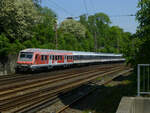 Die Ersatzgarnitur von National Express, gebildet aus Material von TRI, ist den Eisenbahninteressierten zwischen Köln und Wuppertal immer wieder ein Foto wert, was sicher aus daran liegt, dass sich ihre Zusammensetzung häufig ändert. Am 8. Mai 2020 war ein offensichtlich frisch von der DB erworbener Steuerwagen der Blickfang des Retro-Zuges.