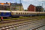 Der zweite Klasse Reisezugwagen (Abteilwagen) D-CBB 56 80 22-30 004-6 der Gattung Bm 234 der Centralbahn GmbH (Mönchengladbach), eingereiht im Zugverband eines mit 12 Wagen sehr langen Sonder-