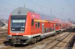 Eine alte Dostos Garnitur mit der E-Lok 143 190-7 steht in Magdeburg Hbf und wartet auf neue Aufgaben.