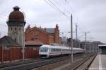 Der IC 1213 von Berlin Sdkreuz nach Kln bei der Durchfahrt in Rathenow und geschoben wird er von der 101 037-0.