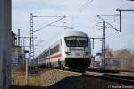 Mit ex-Metropolitan Steuerwagen voraus durchfahrt der ICE 1105 von Hamburg-Altona nach Berlin Sdkreuz den Bahnhof Friesack(Mark).