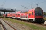 der bis oben hin voll besetzte RE 18590 von Berlin Hbf(Tief)nach Warnemnde bei der Durchfahrt im Haltepunkt Warnemnde-Werft.22.08.2015