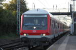 Steuerwagen der Bauart Wittenberge(Basis:y-Wagen/Halberstädter)als Kreuzfahrer-Leerzug 70111 von Rostock Hbf nach Warnemünde bei der Durchfahrt um 07:09 Uhr im Haltepunkt